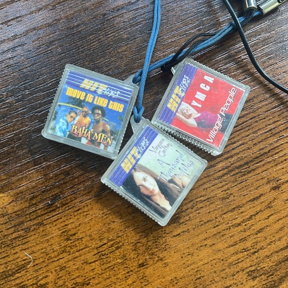 Vintage Red Hit Clips Music Player with Keychain - Picture 2 of 2